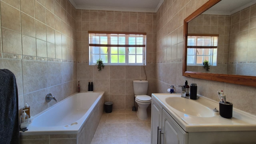 5 Bedroom Property for Sale in Middedorp Western Cape
